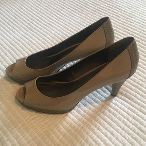 Bandolino peep-toed heels in nude/tan